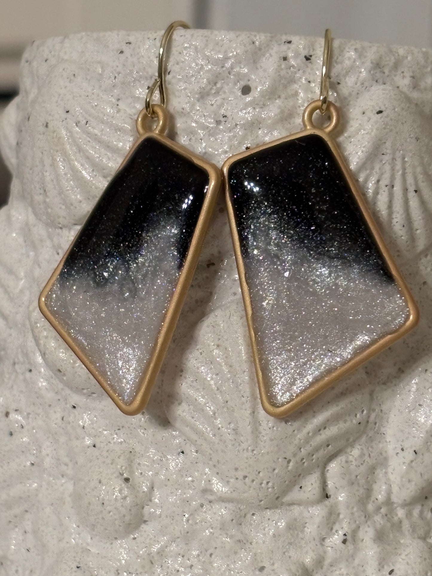 Black & Pearl Resin Earrings – Shimmering Geometric Gold Dangles