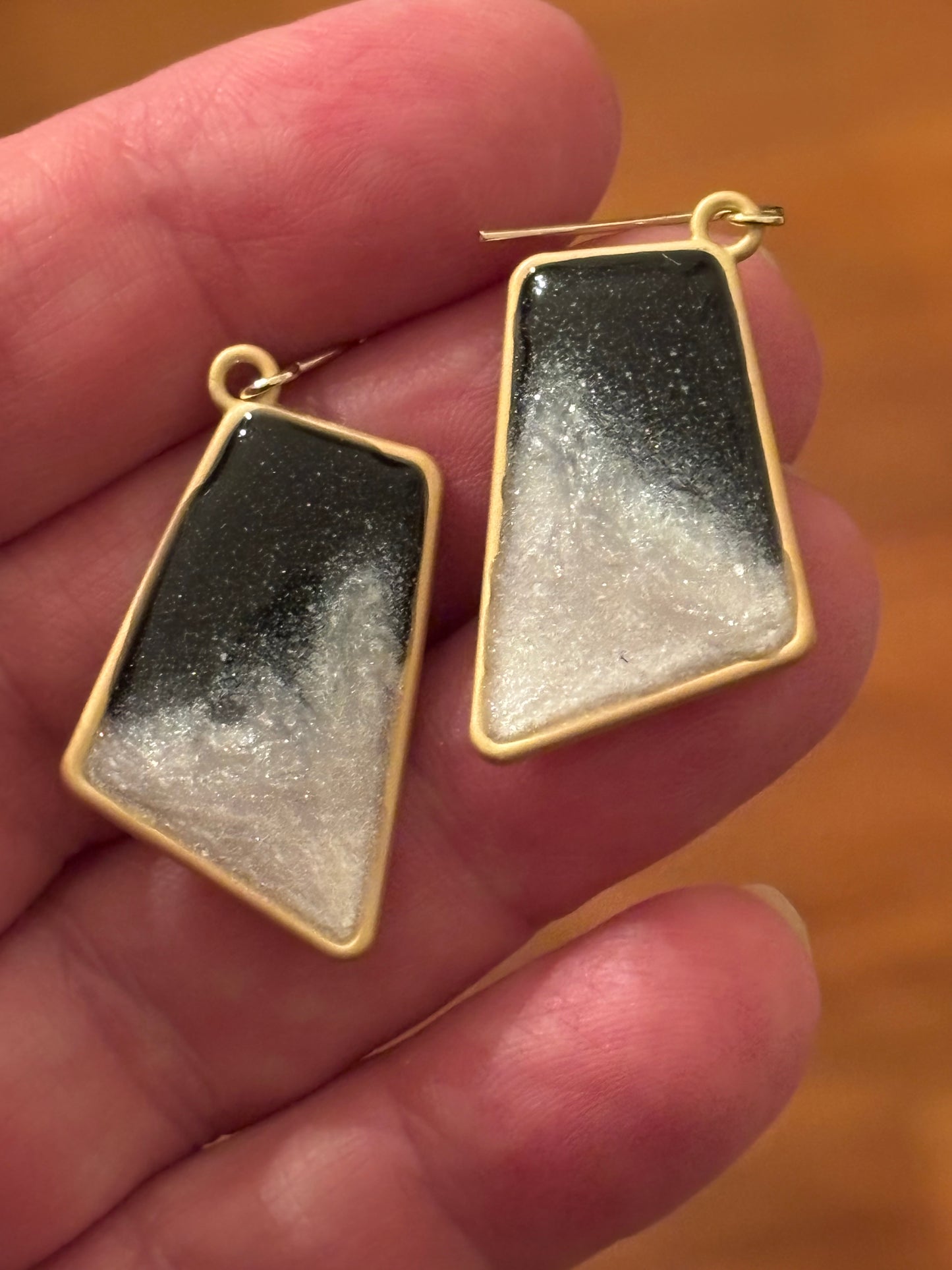Black & Pearl Resin Earrings – Shimmering Geometric Gold Dangles