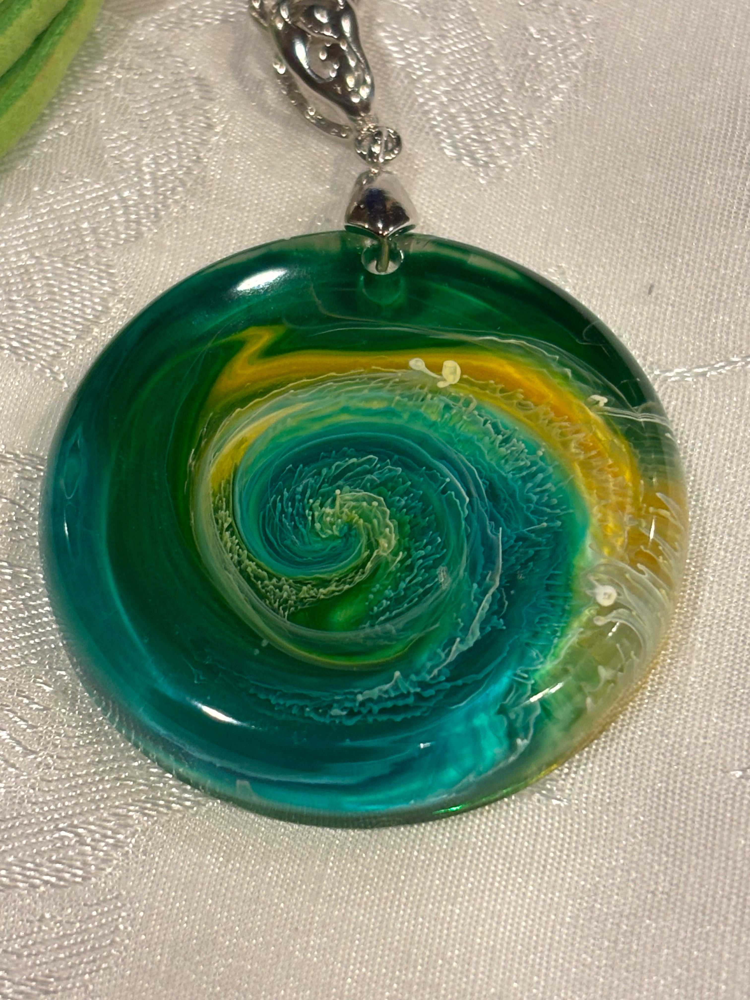 Green & Yellow Gold Petri Swirl Resin Keychain with Tassel – Handmade Abstract Art Keychain, Boho Bag Charm, Unique Gift