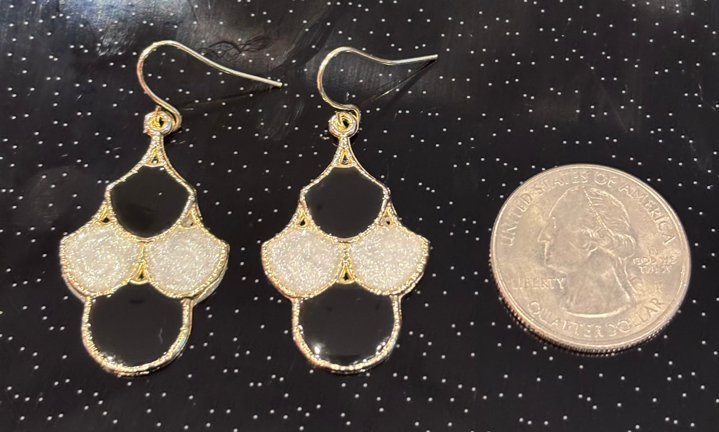 Black and Gold Art Deco Dangle Earrings, Scalloped Chandelier Earrings, Vintage Inspired Statement Jewelry, Elegant Black Earrings