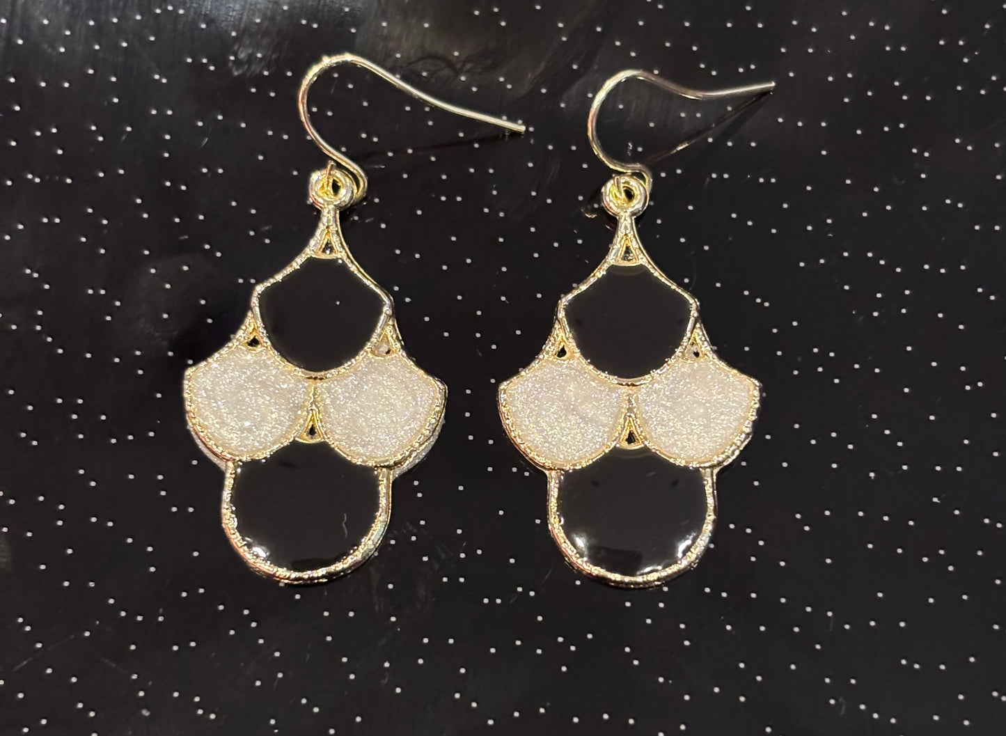 Black and Gold Art Deco Dangle Earrings, Scalloped Chandelier Earrings, Vintage Inspired Statement Jewelry, Elegant Black Earrings